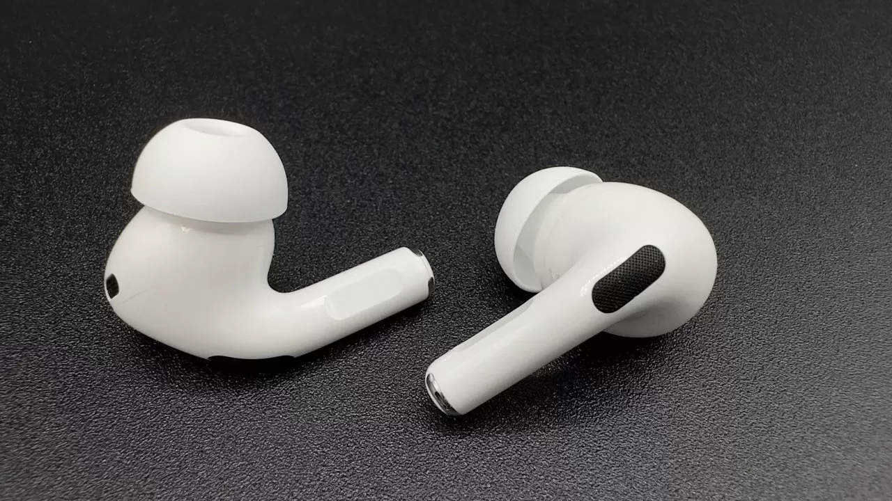 There is a good reason to praise AirPods with cameras, and not fear them